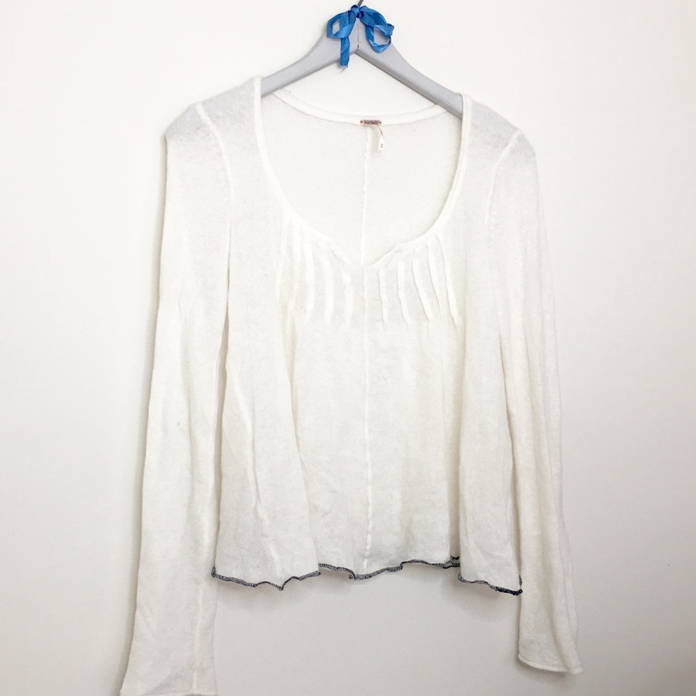 FREE PEOPLE  soft top! Light and flowy-scoop neck